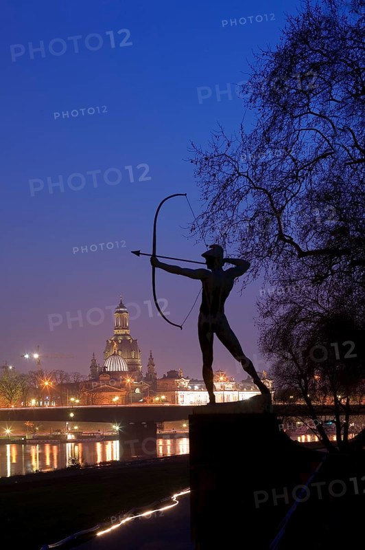 Archer on the banks of the Elbe in Neustadt
