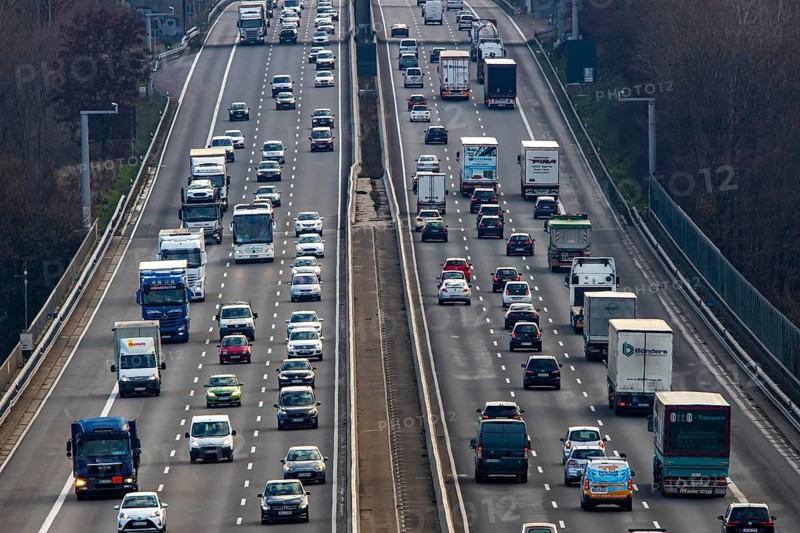 Motorway A3 between Düsseldorf and Leverkusen, near Erkrath, freeing of the hard shoulder during heavy traffic, camera monitoring