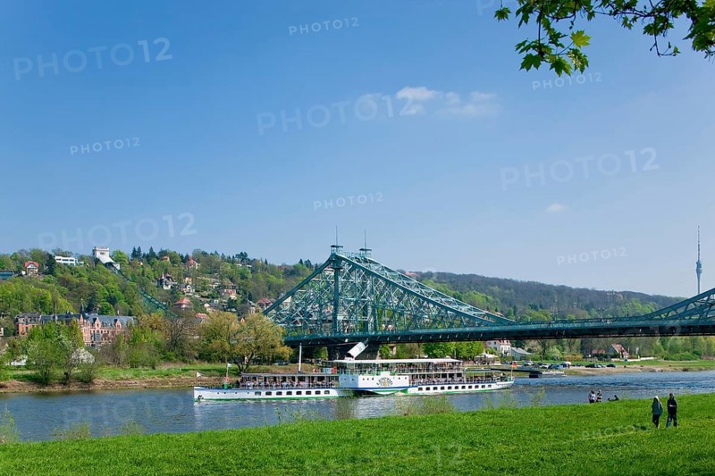 Elbdampfer at the blauen Wunder in Dresden, with the Elbhang