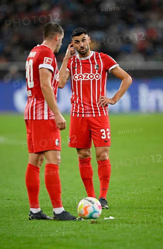 Vincenzo Grifo (32) SC Freiburg SCF and Christian Guenter (30) SC Freiburg SCF from a free kick, PreZero Arena, Sinsheim, Baden-Württemberg, Germany, Europe