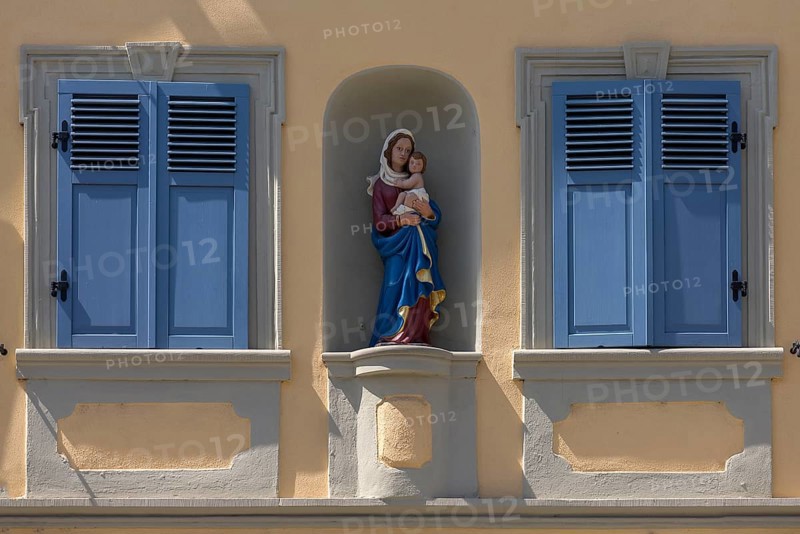 Residential house with Mary's fugue in a niche between two blue shutters, Zeil am Main, Lower Franconia, Bavaria, Germany, Europe