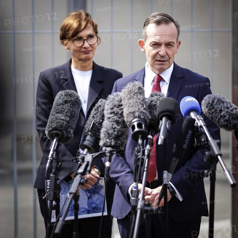 Volker Wissing, Bundesminister fuer Verkehr und Ditgitales, und Bettina Stark-Watzinger, Bundesministerin fuer Forschung und Bildung, aufgenommen im Rahmen eines Pressestatements zum Beschluss der Nationalen Wasserstoffstrategie nach einer Kabinettssitzu