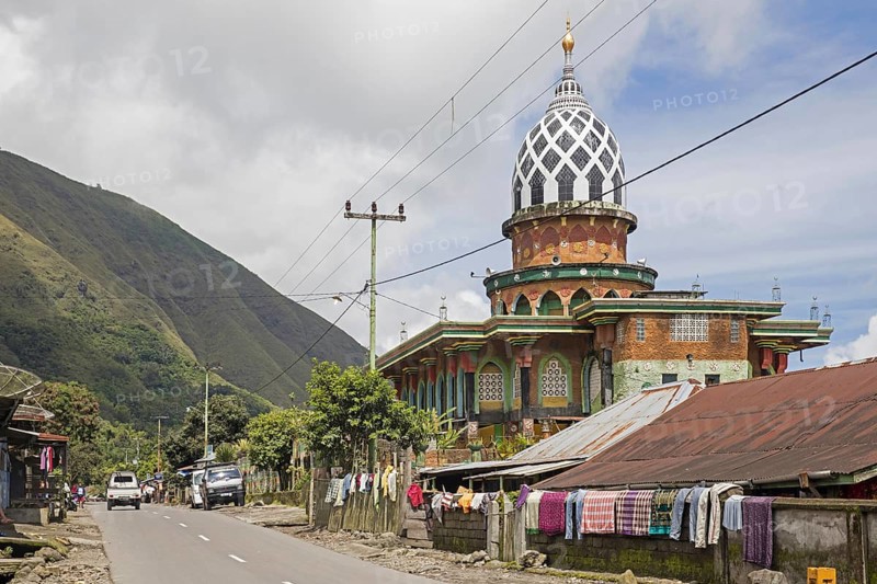 Mesjid Desa Bante, colourful mosque in the village Sembalun Lawang at the foot of Mount Rinjani, Gunung Rinjani on the island Lombok, Indonesia, Asia
