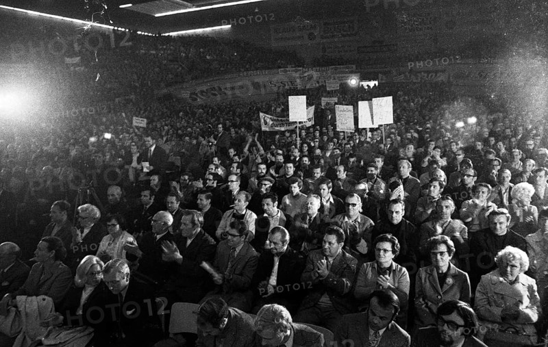 Rally of the Chemical, Paper and Ceramics Workers' Union in the collective bargaining dispute on 16.6.1971 in the sports hall in Cologne, Germany, Europe