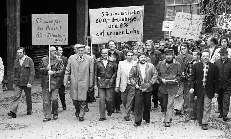 Workers and employees of Hoesch AG Westfalenhuette demonstrated in the collective bargaining dispute on 6 November 1975 in Dortmund against the 5% wage increase offered by the employers and demanded 8%, Germany, Europe