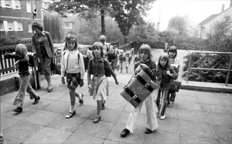 Start of school after the summer holidays on 02.09.1975 in Dortmund-Eichlinghofen, Germany, Europe