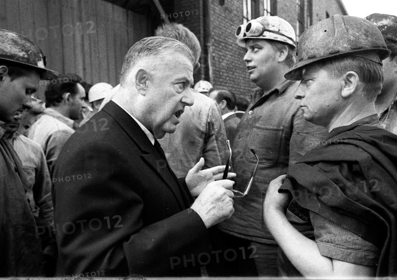 The spontaneous strike, here on 10.9.1969 by the miners of the Minister Stein colliery, was one of the starting points of the strike movement of the later so-called September strikes in the coalfield. The director of the colliery and strikers, Germany, Europe
