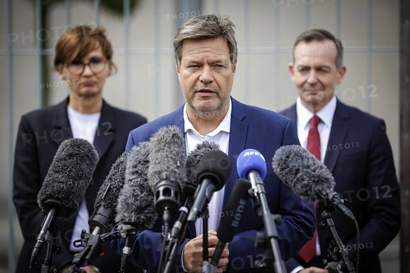 (L-R) Bettina Stark-Watzinger, Bundesministerin fuer Forschung und Bildung, Robert Habeck, Bundesminister fuer Wirtschaft und Klimaschutz und Vizekanzler, und Volker Wissing, Bundesminister fuer Verkehr und Ditgitales, aufgenommen bei einem Pressestateme