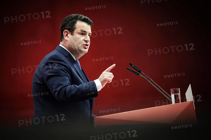 Hubertus Heil, Bundesminister fuer Arbeit und Soziales, aufgenommen im Rahmen des Bundesparteitages der Sozialdemokratischen Partei Deutschland (SPD) in Berlin, 08.12.2023. Von Freitag bis Sonntag beraten die Delegierten ueber aktive Standort- und Indust