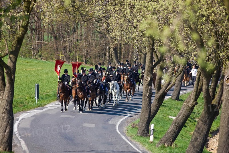 Every year at Easter there are about 5 processions in Lusatia, each with about 200 riders. The Catholic Church continues old Sorbian rites here. Thousands of spectators watch the impressive cavalcades