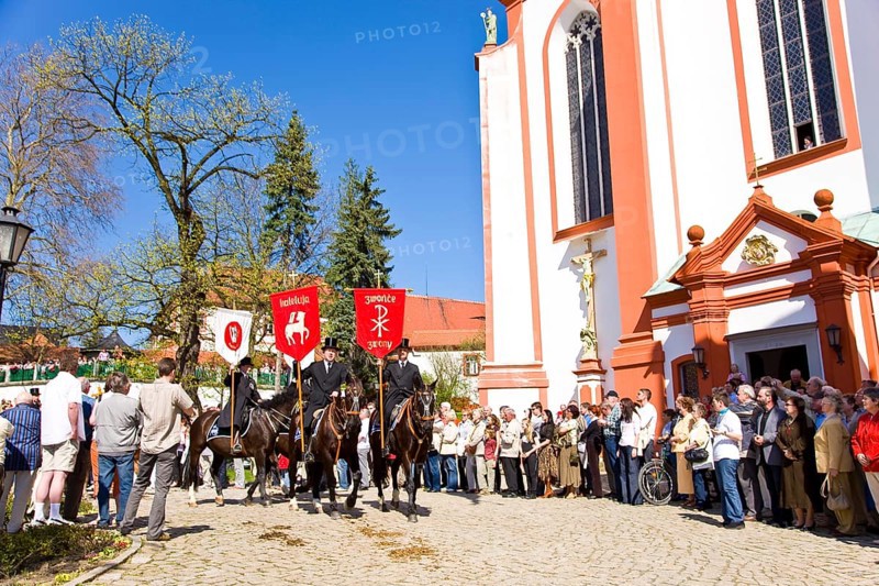 Every year at Easter there are about 5 processions in Lusatia, each with about 200 riders. The Catholic Church continues old Sorbian rites here. Thousands of spectators watch the impressive cavalcades