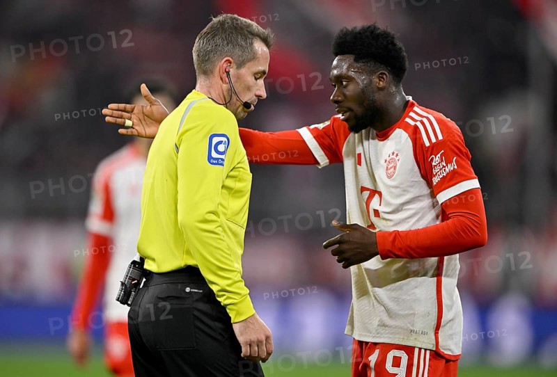 Referee Tobias Stieler in discussion with Alphonso Davies Bayern FC Munich FCB (19) Allianz Arena, Munich, Bavaria, Germany, Europe