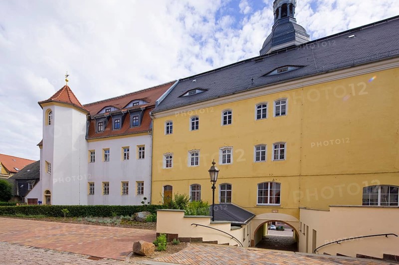 Roßwein is a small town in Saxony. The name comes from the Old Sorbian Rusavin. This goes back to the personal name Rusva, to rusy, reddish, blond. It was therefore the settlement of a Rusava. Town hall from (1862) with portal from 1529