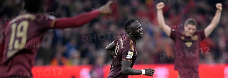 Goal celebration Sadio Mané FC Bayern Munich FCB, with Marcel Sabitzer Bayern FC Munich FCB, Alphonso Davies Bayern FC Munich FCB, Allianz Arena, Munich, Bavaria, Germany, Europe