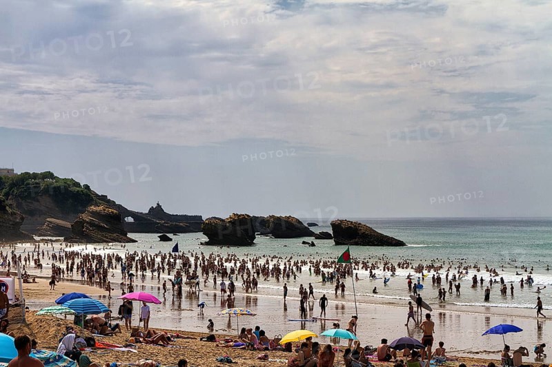 Crowd, walkers, tourists on the beach, Grand Plage, Biarritz, Biarritz, Basque Coast, Aquitaine, Pyrénées-Atlantiques Department, Nouvelle-Aquitaine, France, Europe