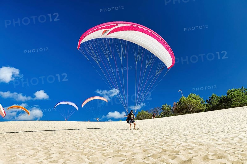 Several paragliders on a dune, ready to take off on the Dune du Pilat, Arcachon, Gironde, Aquitaine, France, Europe