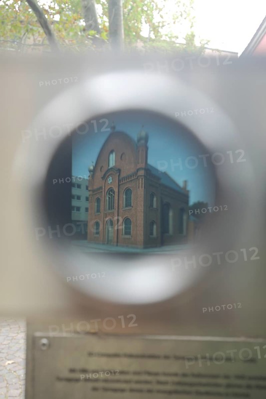 View through binoculars with Jewish synagogue destroyed during National Socialism, Platz der ehemaligen Synagoge, Ettinghausen Platz, Marktplatz, Höchst, Main, Frankfurt, Hesse, Germany, Europe