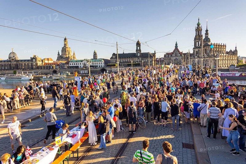 Dresden eats colourfully on Augustusbrücke and Schlossplatz. The motto of this year's banquet is Dresden divides and aims to focus on living together, humanity, humanity and good neighbourliness
