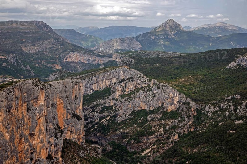 View into the Verdon Gorge at the Belvedere de la Dent d Aire, Grand Canyon du Verdon, Département Alpes-de-Haute-Provence, Provence, France, Europe