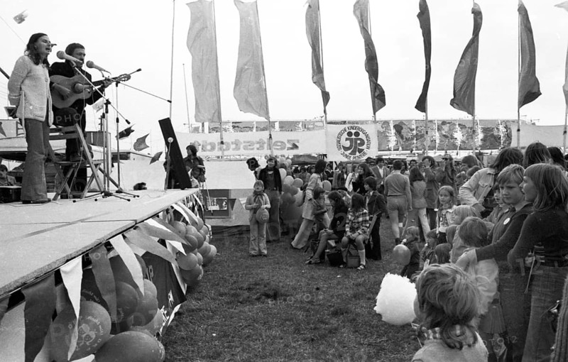 With music, folklore, discussion, politics, food, acrobatics, art and entertainment, the DKP newspaper Unsere Zeit (UZ) celebrated its traditional festival in the Düsseldorf Rhine meadows on 21 + 22 September 1974 and attracted a relatively large number of visitors, Germany, Europe