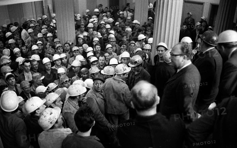 With a siege and temporary occupation of the Hoesch AG headquarters on 11.9.1969, spontaneous striking steelworkers opened a series of strikes in the coalfield, Germany, Europe