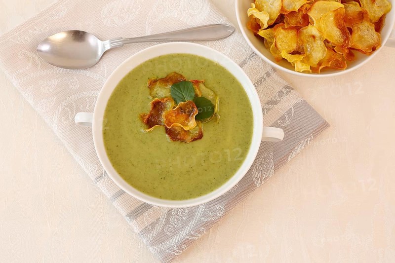 Swabian cuisine, cress soup with crisps, cress, plate with green cream soup, soup cup, soup bowl, garnished with herbs, hearty soup, vegetarian, healthy, salty, cooking, typical Swabian reinterpreted, traditional cuisine, food photography, studio, tablecloth, soup spoon, bowl with crisps, Germany, Europe