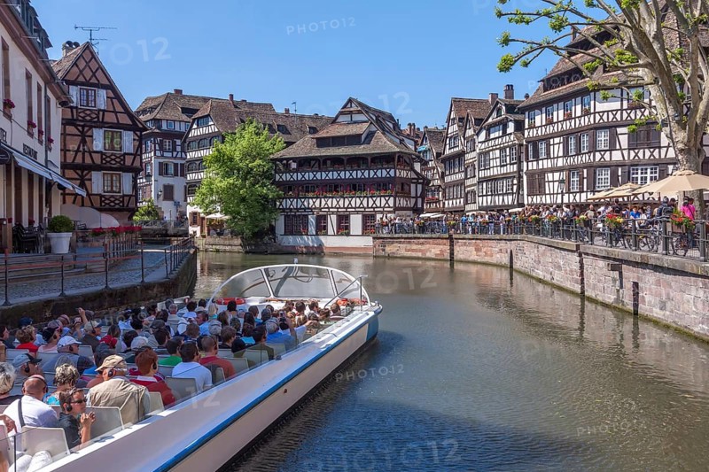 Excursion boat on the Ill, La Petite-France, UNESCO World Heritage Site, Tanners' Quarter, Strasbourg, Département Bas-Rhin, Alsace, France, Europe