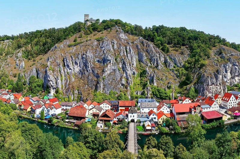 Aerial view, Old bridge, wooden bridge over branch of the Altmühl, Brucktoroder Brückentor, on top of rock Randeck Castle, Markt Essing, Altmühltal, Lower Bavaria, Bavaria, Germany, Europe