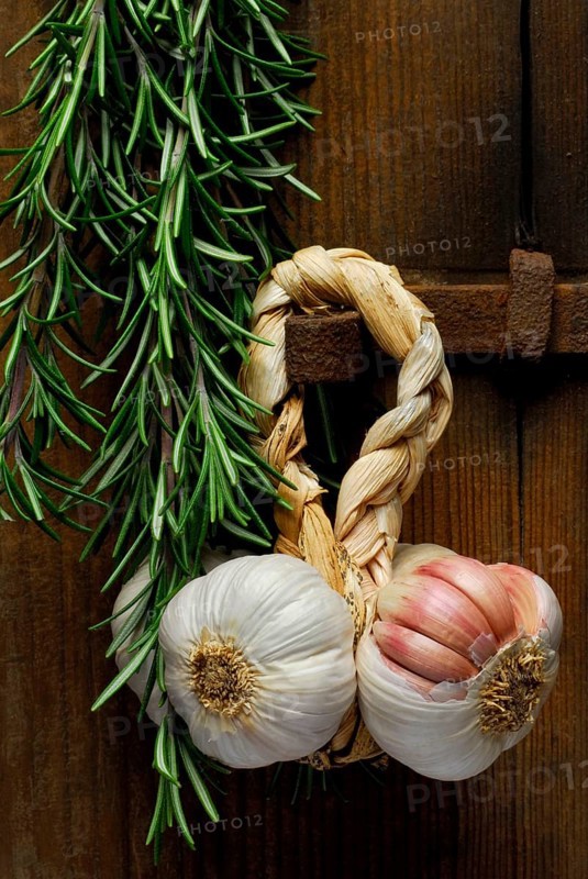 Rosemary and garlic plait, Aglio rosso di Nubia, red garlic, Sicily, Italy, Europe