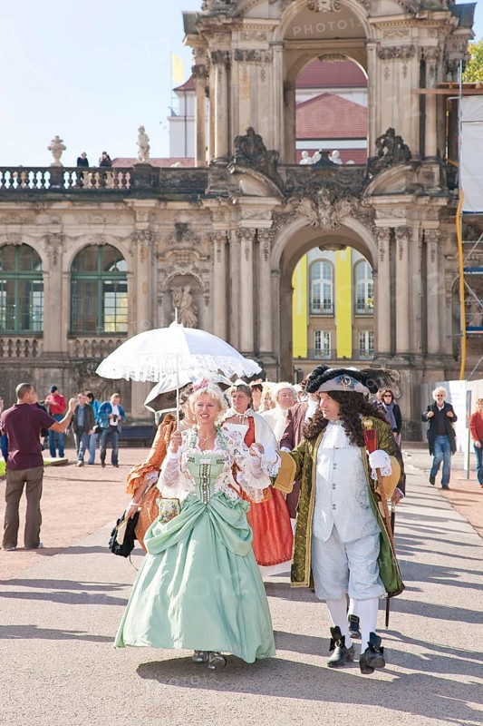 Baroque performers in the Zwinger, the tradition of past festivities and court ceremonies at the Saxon court, is cultivated today in associations