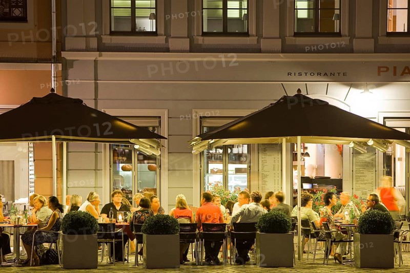 Numerous pubs and restaurants can be found in the rebuilt town houses around the Church of Our Lady on Neumarkt in Dresden