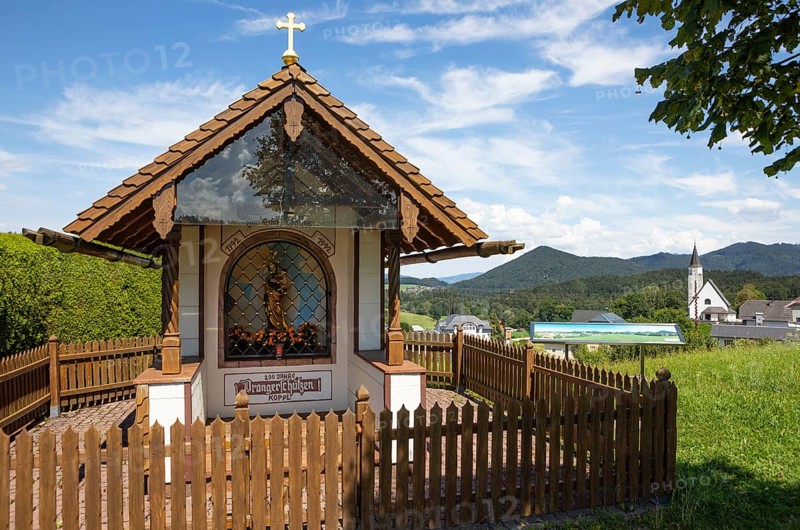 Chapel near the village of Koppl, Osterhorn Group, Flachgau, province of Salzburg, Austria, Europe