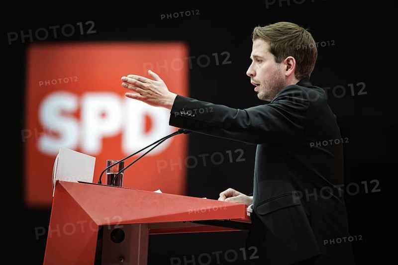 Kevin Kuehnert, SPD-Generalsekretaer, aufgenommen im Rahmen des Bundesparteitages der Sozialdemokratischen Partei Deutschland (SPD) in Berlin, 08.12.2023. Von Freitag bis Sonntag beraten die Delegierten ueber aktive Standort- und Industriepolitik, ein Ja