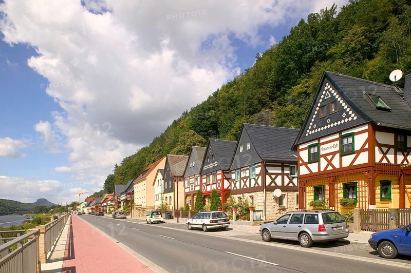 The surviving half-timbered houses nos. 55-67, the so-called Siebenbrüderhäuser (seven brothers' houses), go back to a legend in which a skipper is said to have built a house for each of his sons. However, his own building would have towered over them all. Flood marks of the Elbe are attached to houses no. 43 and 69, as well as to the ferryman's house