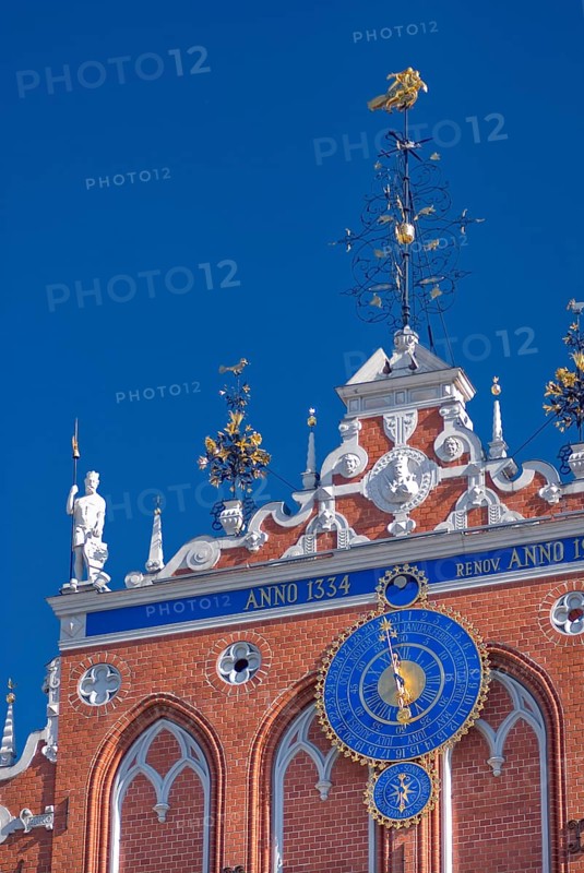 The Blackheads' House with the roof figures and the astronomical clock with moon phases, the signs of the zodiac and the time with date on the Town Hall Square, Rathausplatz in Riga, Latvia, Europe
