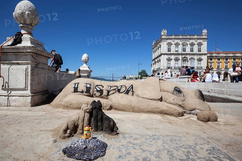 Sand sculpture, lying dog with the lettering Lisboa, Praça do Comercio, Baixa district, Lisbon, Portugal, Europe