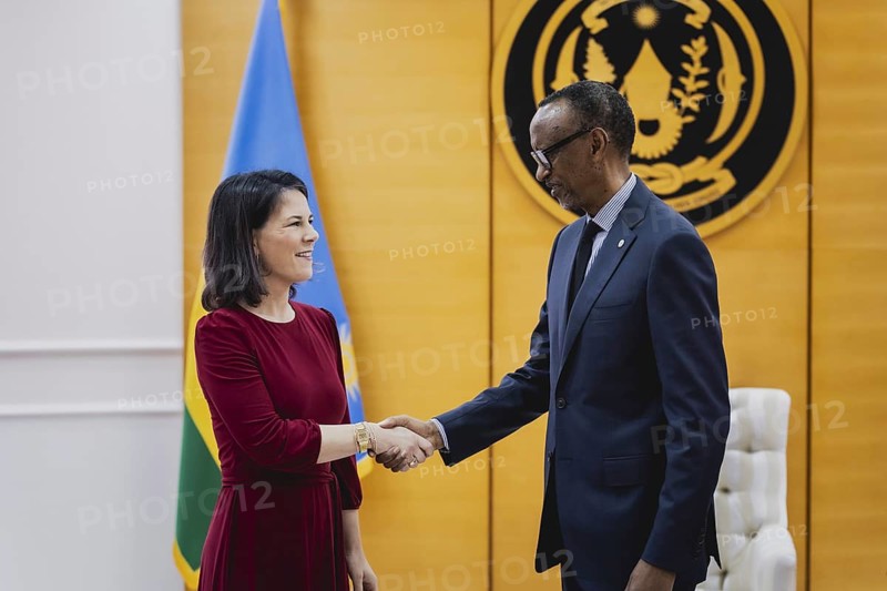 (L-R) Annalena Baerbock (Buendnis 90 Die Gruenen), Bundesaussenministerin, und Paul Kagame, Praesident von Ruanda, aufgenommen im Rahmen eines gemeinsamen Treffens in Kigali, 18.12.2023. Baerbock reist nach Ruanda fuer bilaterale Gespraeche sowie zur Ero