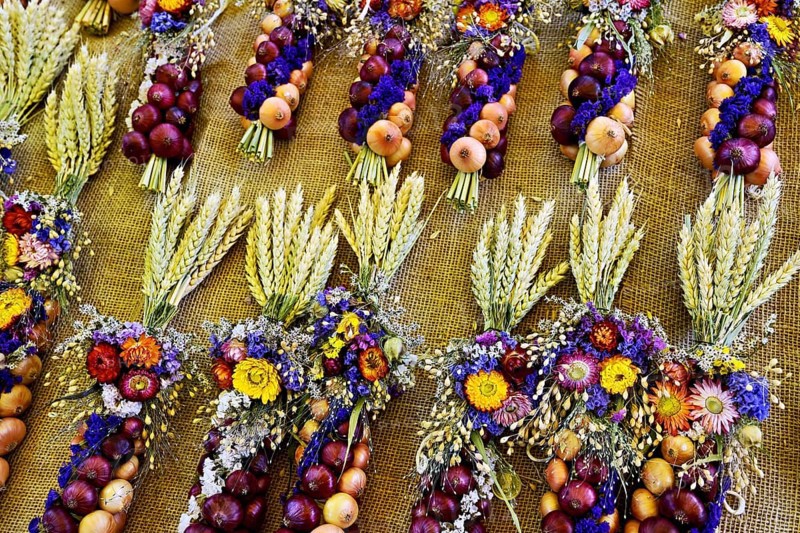 Market stall with onion plaits, traditional harvest jewellery, onion market, Bern, Canton of Bern, Switzerland, Europe