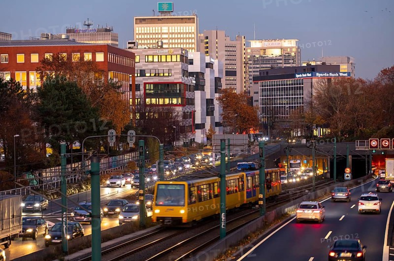 Motorway A40, Ruhrschnellweg, in Essen, route through the city centre, is affected by a possible diesel driving ban, Skyline, Essen, North Rhine-Westphalia, Germany, Europe