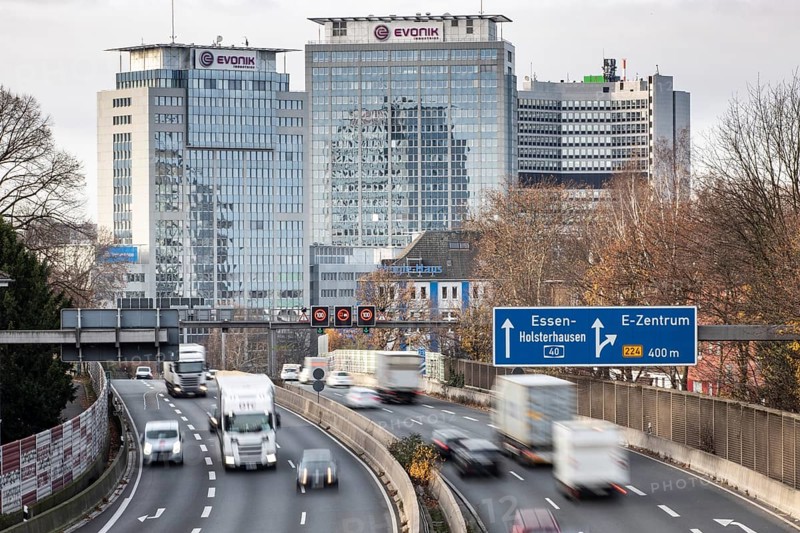 Motorway A40, Ruhrschnellweg, skyline of the city centre of Essen, this area would also be affected by a diesel driving ban, Essen, North Rhine-Westphalia, Germany, Europe