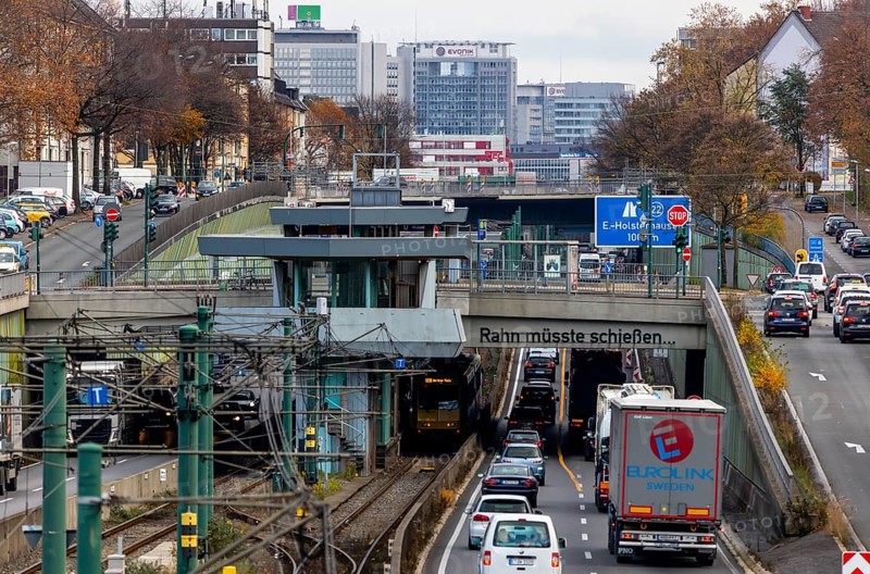Motorway A40, Ruhrschnellweg, in Essen, route through the city centre, is affected by a possible diesel driving ban, Skyline, Essen, North Rhine-Westphalia, Germany, Europe