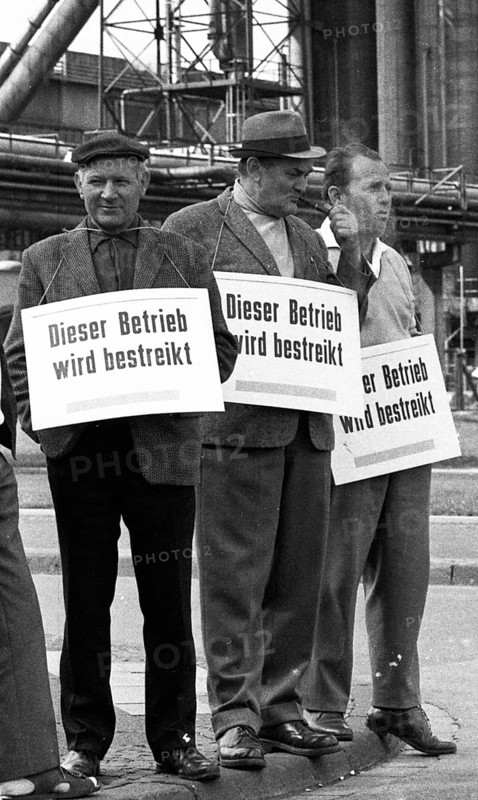 In the collective bargaining dispute of IG Chemie, Papier, Keramik, the union went on strike at the VEBA plants in Gelsenkirchen and Wanne-Eickel (Herne), as seen here on 29.6.1971, DEU, Germany, Gelsenkirchen/Wanne, Europe