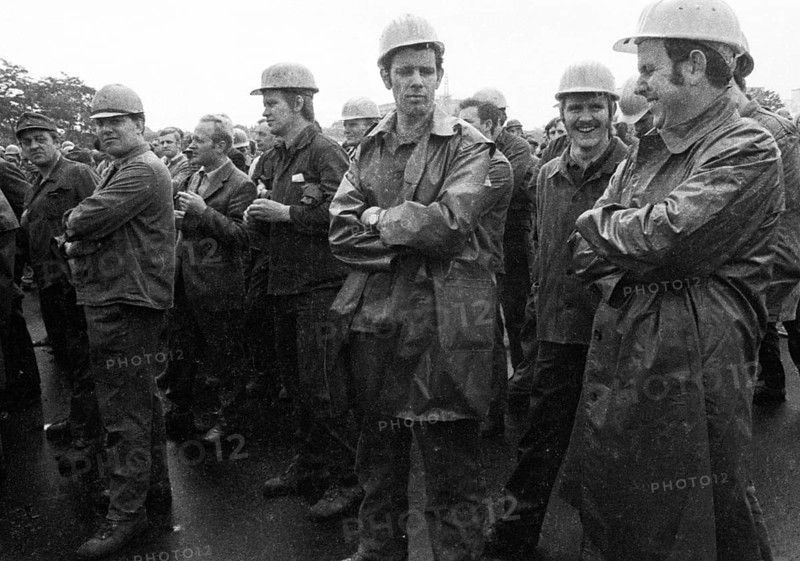 Workers and employees of Chemische Werke Huels (CWH), here in Marl on 30 June 1971, went on a spontaneous strike demanding an 11% wage increase, Germany, Europe