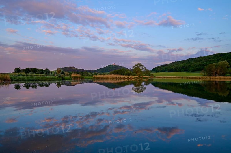 Lake with reflection in spring with castle at sunset, Veste Wachsenburg, Amt Wachsenburg, Drei Gleichen, Ilm-Kreis, Thuringia, Germany, Europe