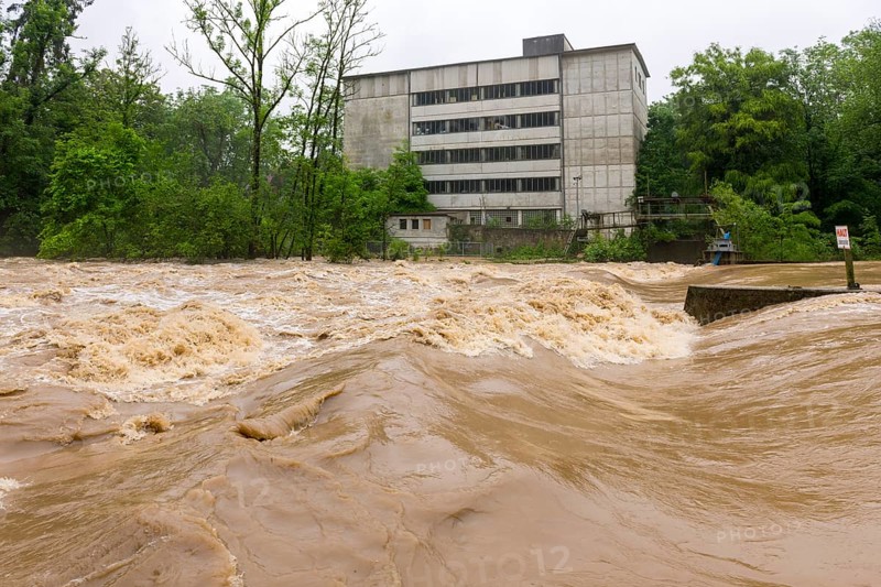Symbolic image extreme weather, global warming, climate change, flood, flooded weir in Remseck an der Rems, mill, Rems valley, Remseck an der Rems, Baden-Württemberg, Germany, Europe