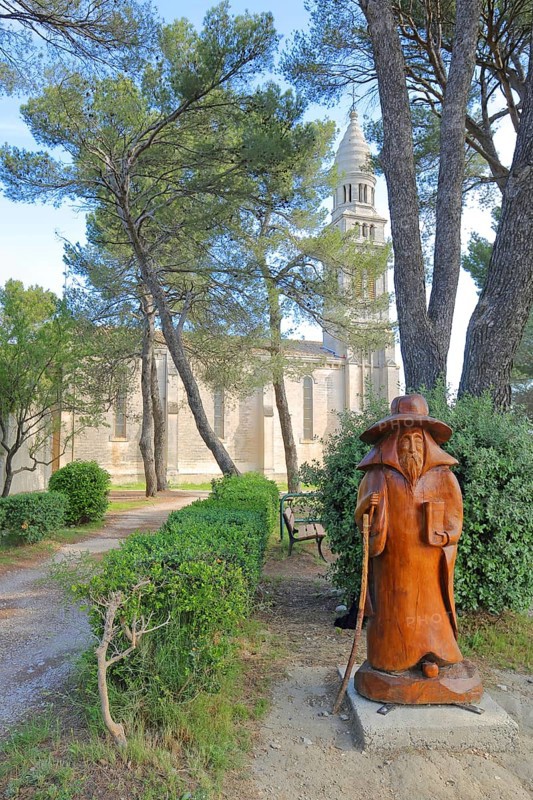 Wooden pilgrim in front of the baroque church Notre-Dame de Beauregard, wood carving, wooden figure, walking stick, staff, sculpture, arts and crafts, Orgon, Alpilles, Alpilles, Bouches-du-Rhône, Provence, France, Europe