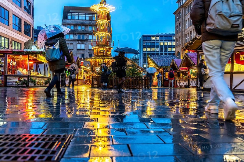 Empty Christmas market, Willy-Brandt-Platz, rainy weather, Essen, North Rhine-Westphalia, Germany, Europe
