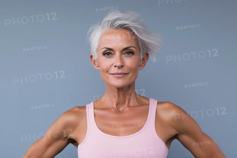 Mature woman with short gray hair and sports bra with muscular toned arms. KI generiert, generiert AI generated