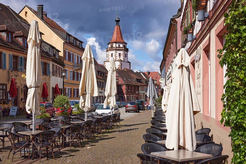 Outdoor area of the restaurant and wine bar Winzerstüble with Niggelturm in rainy weather on the main street in Gengenbach, Black Forest, Ortenaukreis, Baden-Württemberg, Germany, Europe