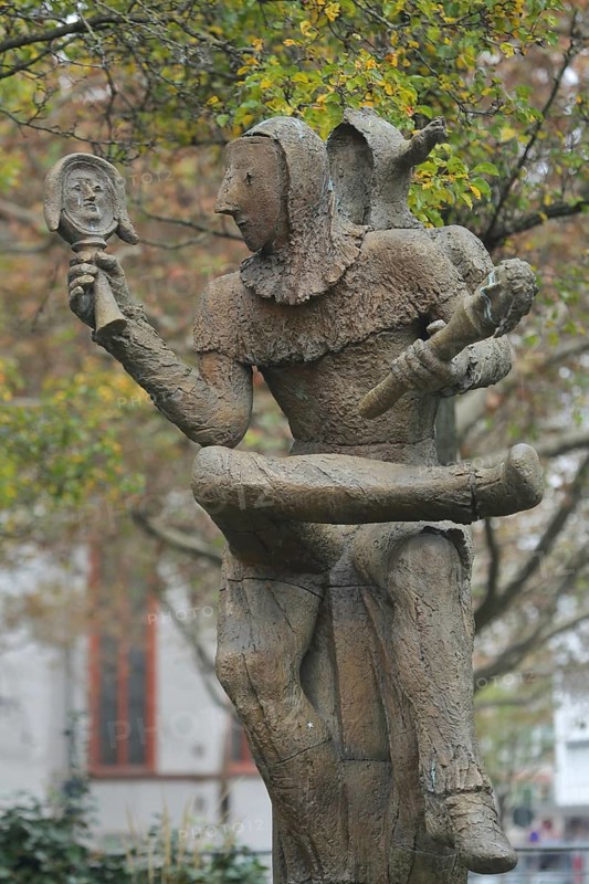 Sculpture Till by Eberhard Linke 2010, Till Eulenspiegel, mirror, holding, hand, arm, modern art, sitting, leg, Am Kronberger Hof, Altstadt, Mainz, Rhine-Hesse region, Rhineland-Palatinate, Germany, Europe
